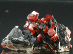 Wanadynit (ang. Vanadinite)