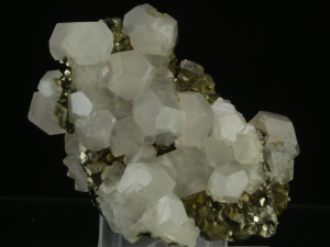 Kalcyt, piryt (ang. Calcite)