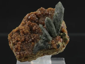 Kwarc, aktynolit, andradyt (ang. Quartz)