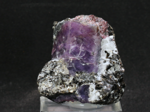 Korund-rubin (ang. Corundum-ruby)