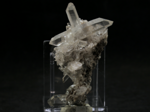 Kwarc z bituminami (asfalt) (ang. Quartz, asphalt)