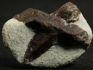 Staurolit (ang. Staurolite)