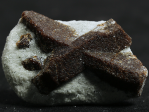 Staurolit (ang. Staurolite)