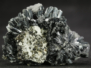 Antymonit, baryt (ang. Antimonite)