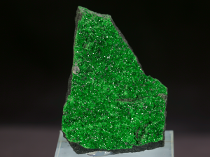Granat uwarowit (ang. Uvarowite)