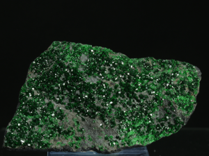 Granat uwarovit (ang. Uwarovite)