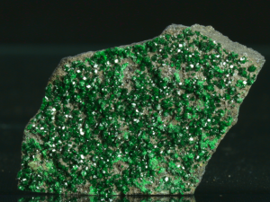 Granat uwarovit (ang. Uwarovite)