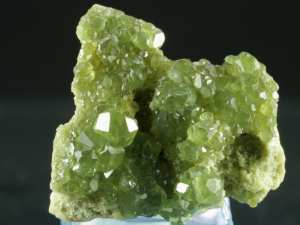 Demantoid (odm. granatu)-(ang. Demantoid)