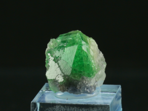 Tsaworyt/granat (ang. Tsavorite)