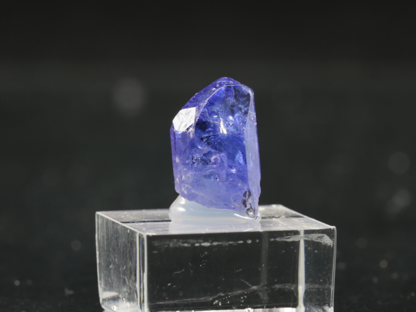 Tanzanit, odmiana Zoisyt (ang. Tanzanite, variety Zoisite) KAMOR
